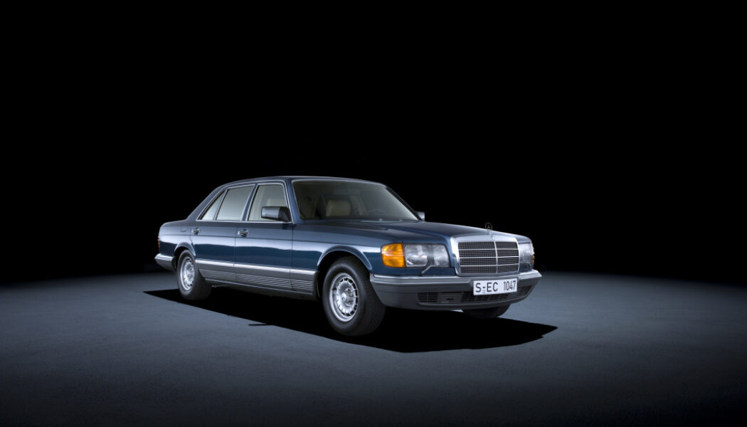 Nhìn lại lịch sử 40 năm của túi khí và dây an toàn trên xe Mercedes-Benz
