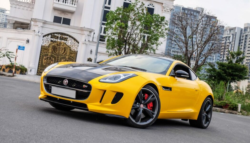 “Hàng độc” Jaguar F-Type S khoác áo vàng-đen ấn tượng xuống phố