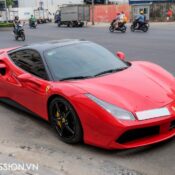 Siêu xe Ferrari 488 GTB khoác áo đỏ rực truyền thống đón Tết Nguyên đán