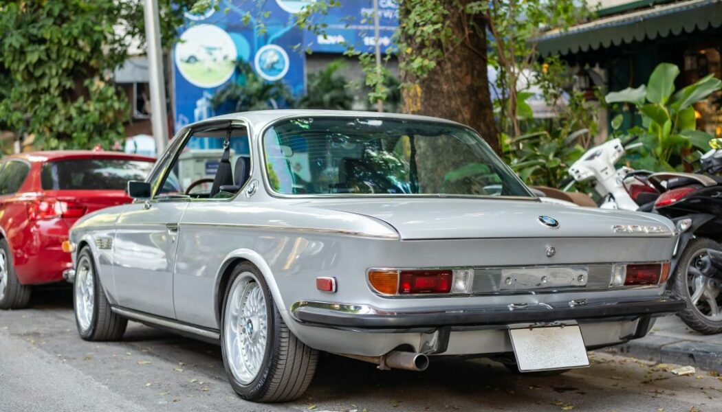 BMW E9 3.0 CS – Vẻ đẹp cơ khí cổ điển Đức trên đường phố Hà Nội