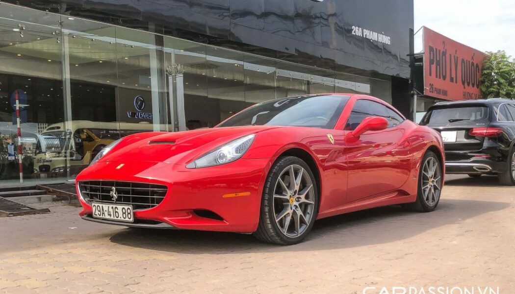 Ferrari California đời đầu bất ngờ xuất hiện trên đường phố Hà Nội