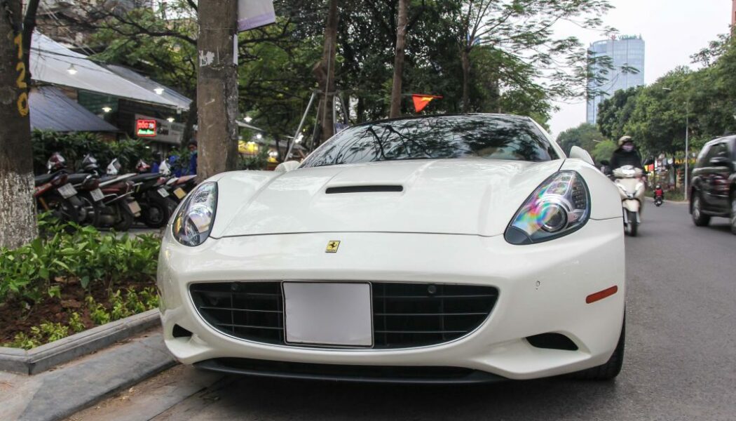 “Diện kiến” Ferrari California màu trắng duy nhất tại Việt Nam