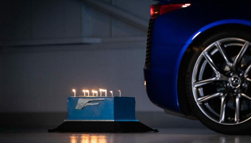 Lexus LFA “thổi nến” mừng sinh nhật 10 năm tuổi