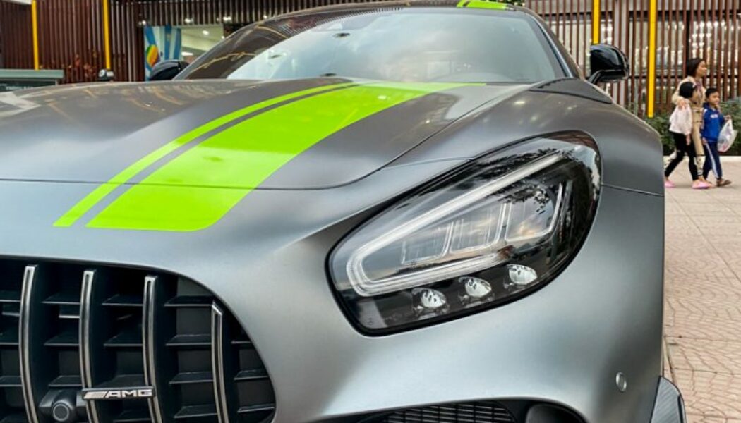 Mercedes-AMG GT R Pro độc nhất Việt Nam lăn bánh trên đường phố tỉnh Hoà Bình