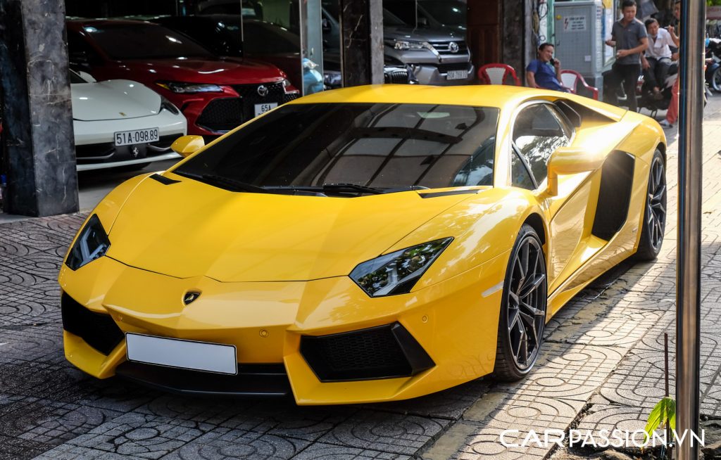 Chu-nhan-Lamborghini-Aventador-tai-Sai-Gon-choi-bao-Son-doi-mau-tu-xam-sang-vang-va-do-ong-xa-gan-200-trieu-Dong-10-1024x654.jpg