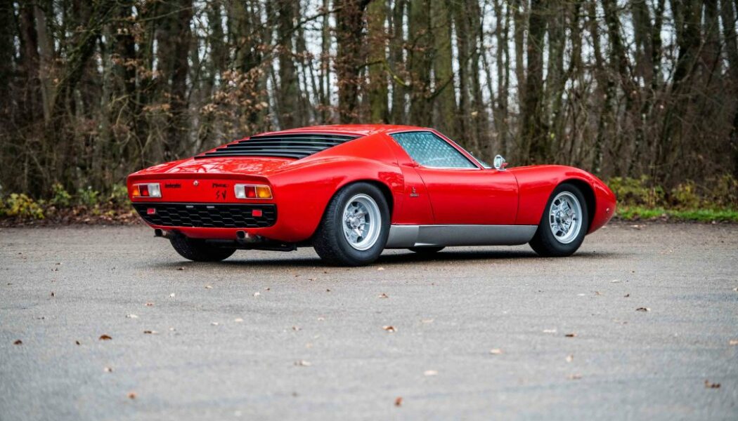 Bộ đôi Lamborghini Miura và Countach được bán với giá hơn 3 triệu Euro