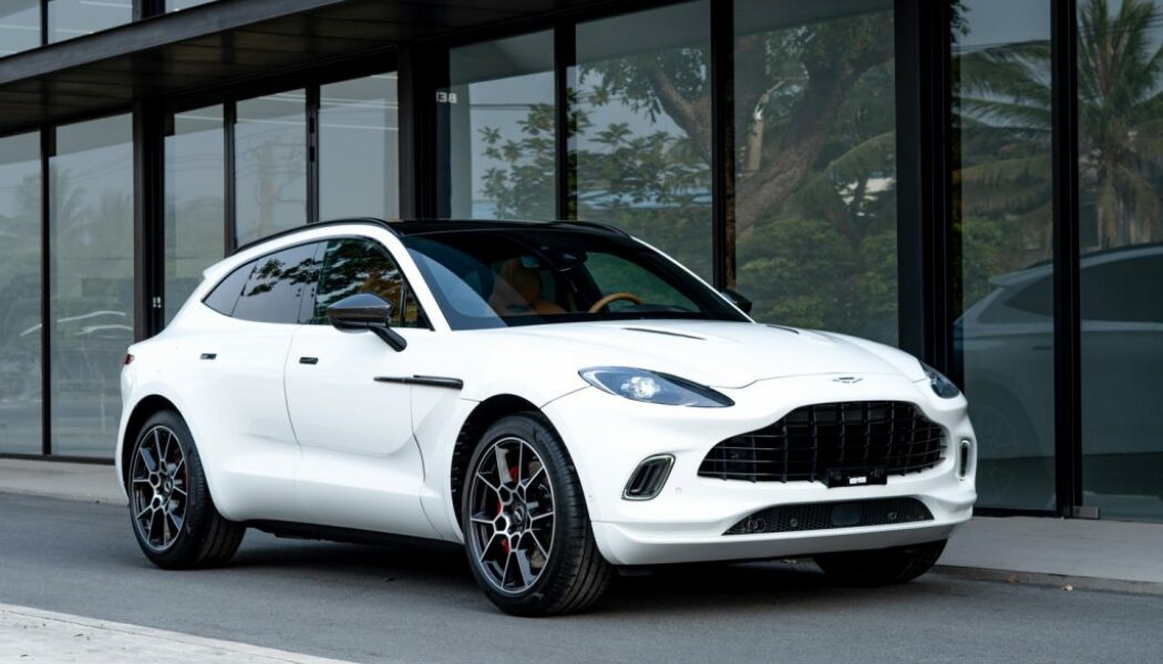 Aston Martin DBX chính thức ra mắt Việt Nam, siêu SUV giá 16,7 tỷ đồng