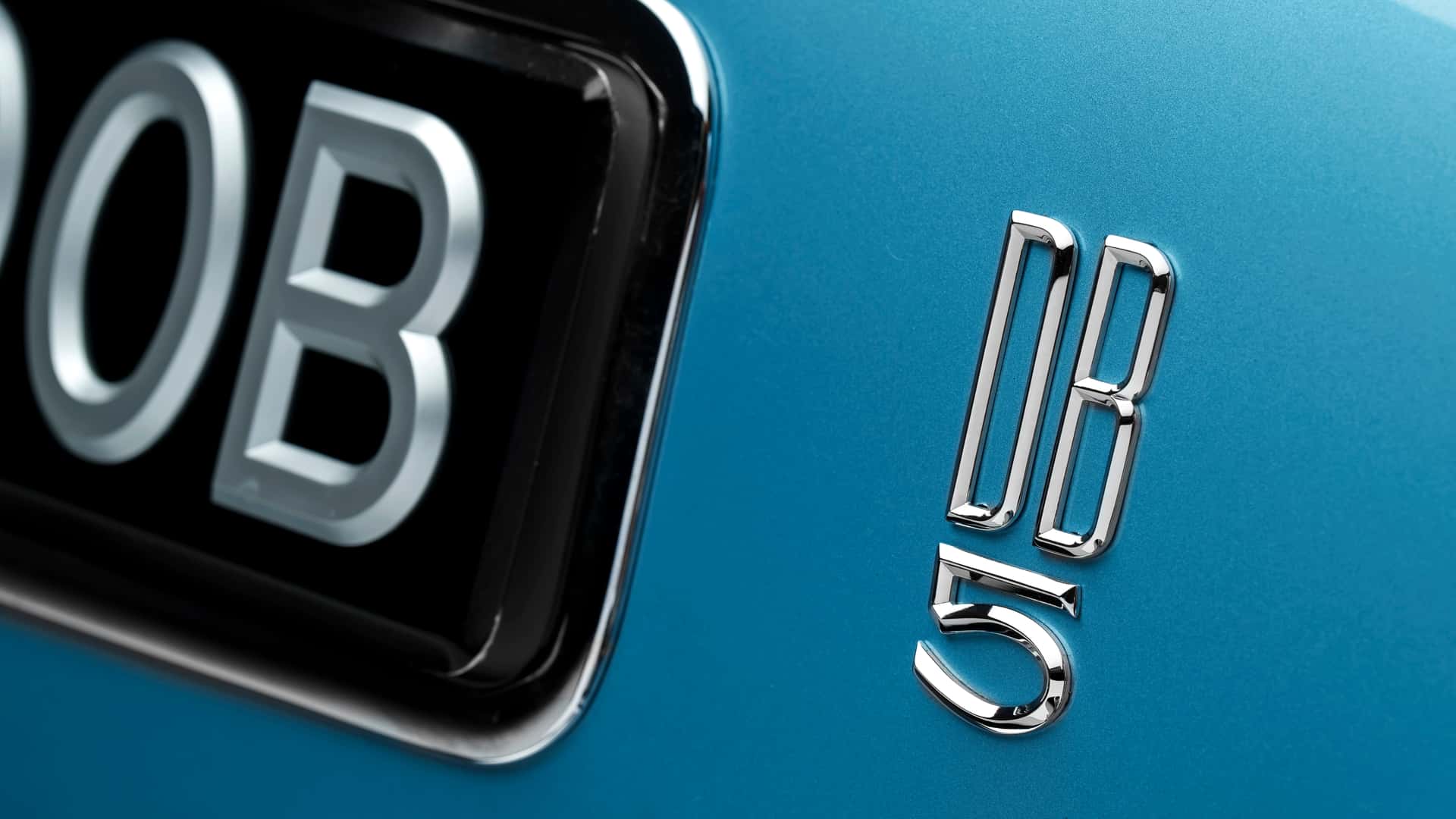 Aston Martin DB5 bước sang tuổi 60, sánh vai cùng "đàn em" DB12 mới