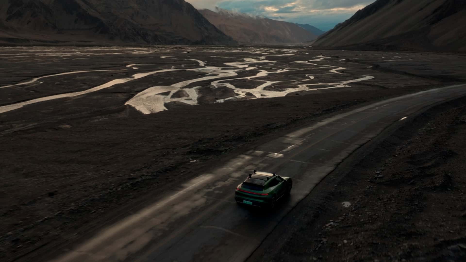 Porsche Taycan Cross Turismo lập kỷ lục xe điện chinh phục độ cao 5.355 m tại Tây Tạng