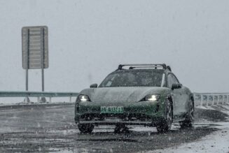 Porsche Taycan Cross Turismo lập kỷ lục xe điện chinh phục độ cao 5.355 m tại Tây Tạng