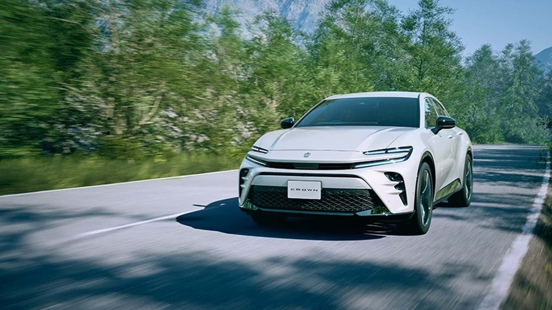 Toyota Crown Sport 2024 ra mắt tại Nhật với động cơ hybrid, PHEV đang được lên kế hoạch, giá gần 40.000 USD