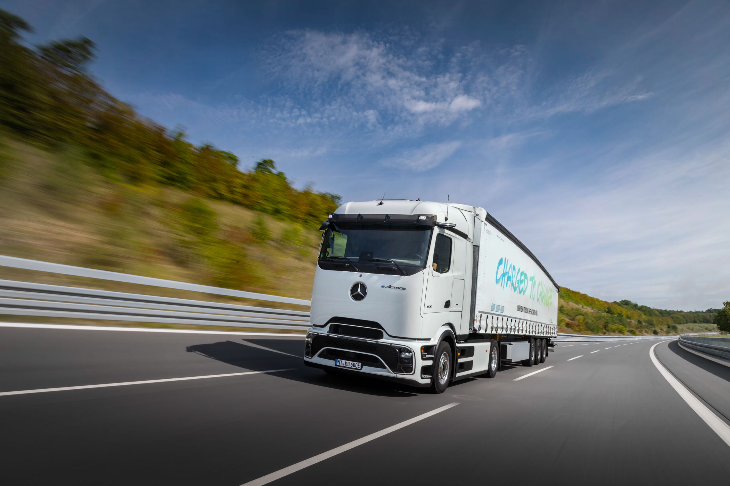 Mercedes-Benz eActros 600 ra mắt: Xe tải đường dài thuần điện đi 500 km/lần sạc