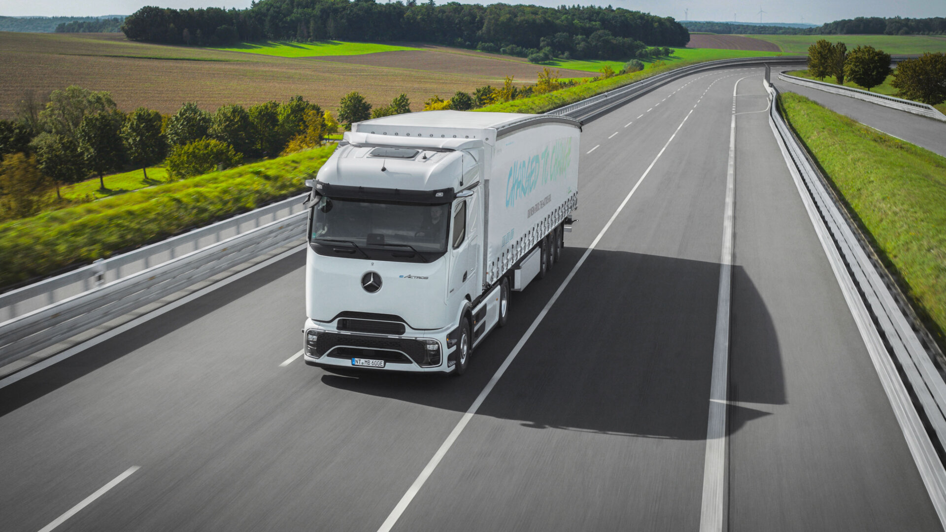Mercedes-Benz eActros 600 ra mắt: Xe tải đường dài thuần điện đi 500 km/lần sạc