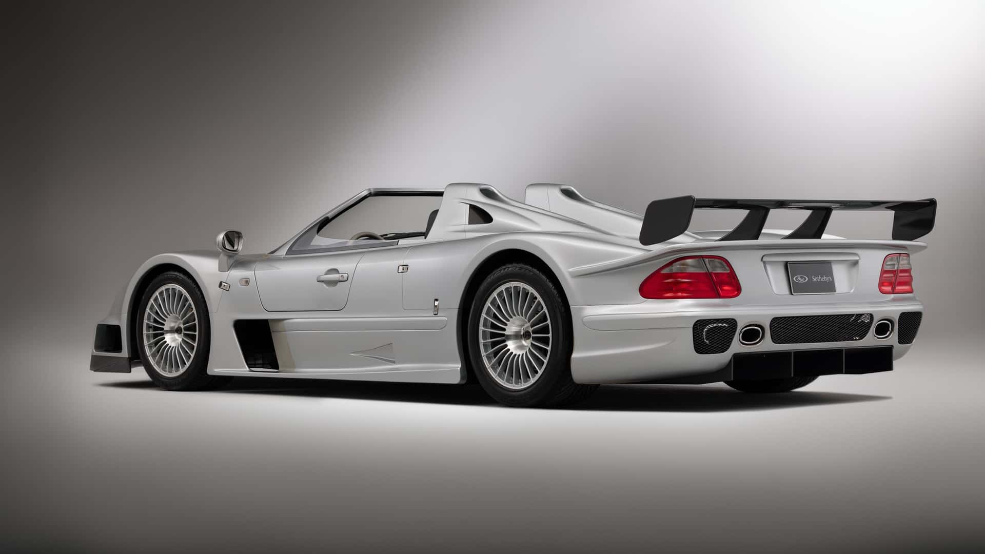 Xe đua Mercedes CLK GTR Roadster 2002 siêu hiếm, lăn bánh được 167 km sau 21 năm, đấu giá 10,2 triệu USD
