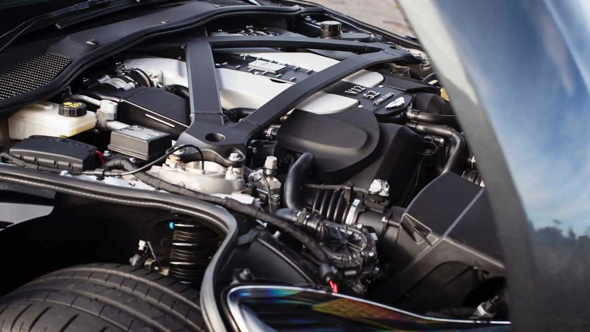 Aston Martin V12 cải tiến sức mạnh động cơ V12 mạnh hơn V12 của Ferrari 812 Superfast