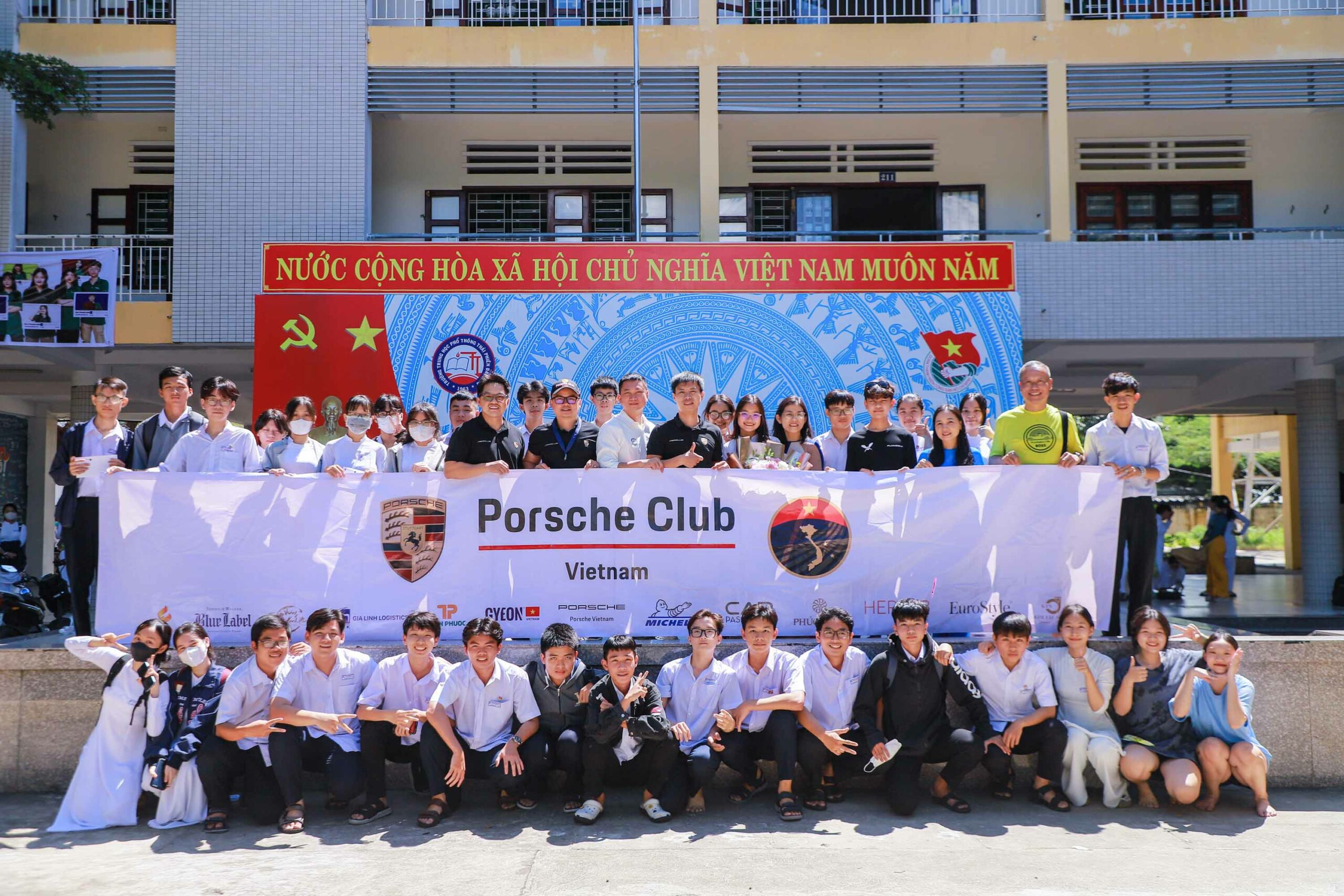 [4th Anniversary Porsche Club Vietnam] Trao 20 học bổng tại trường THPT Thái Phiên và THCS Chu Văn An
