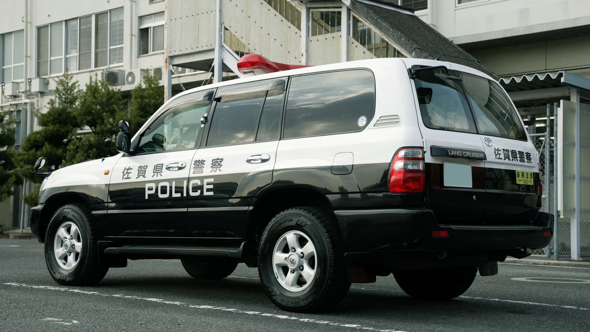 Toyota Land Cruiser J100 nhận nhiệm vụ xe cảnh sát Nhật