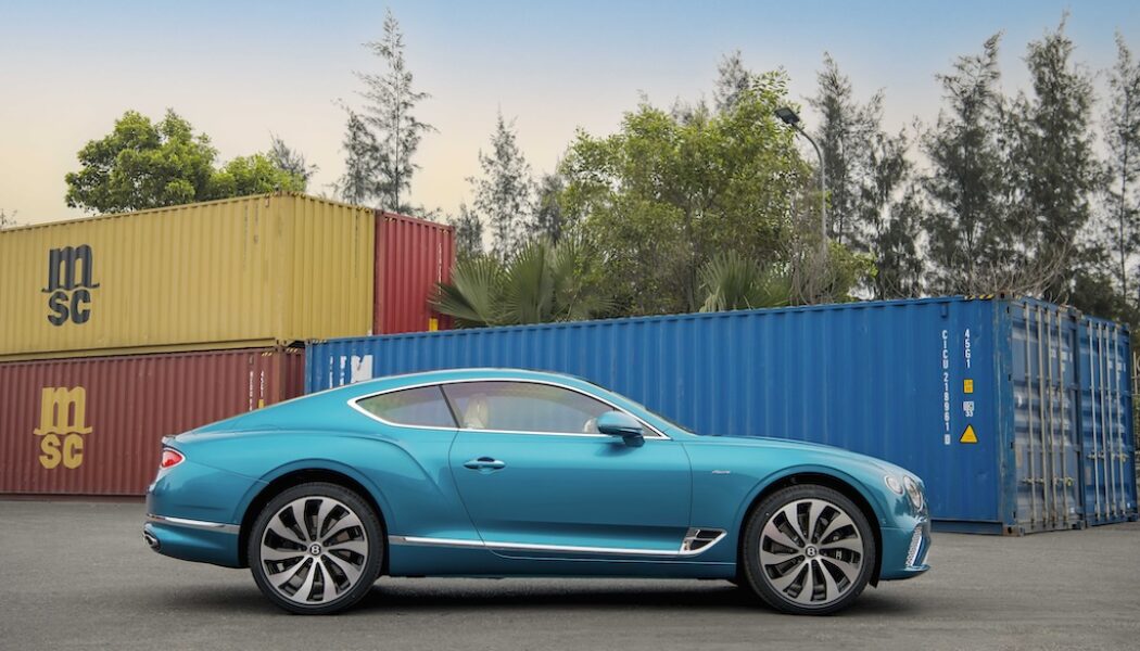 Bentley Continental GT Azure V8 chính hãng cập bến Việt Nam, mang màu sơn ‘hot trend’ Topaz Blue