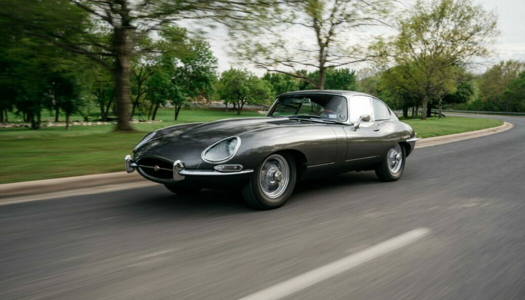 Jaguar E-Type “hồi sinh” với động cơ điện 300 mã lực, mỗi lần sạc đi được hơn 280 km