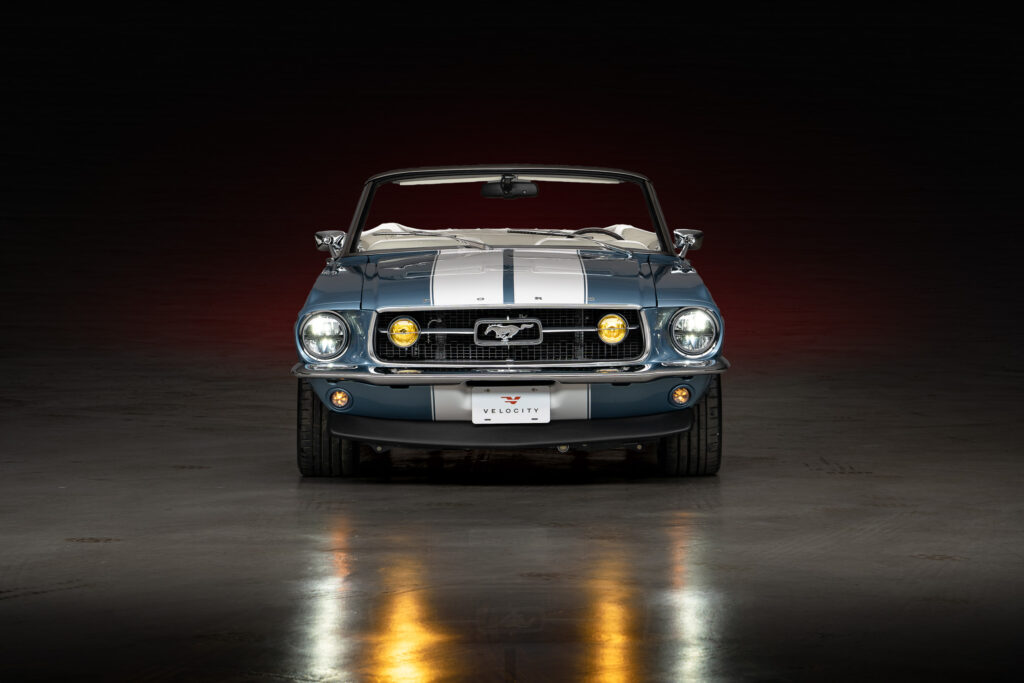 Hãng độ nâng cấp Ford Mustang Convertible cổ điển với mức giá “ngang ngửa” Ferrari 296 GTB