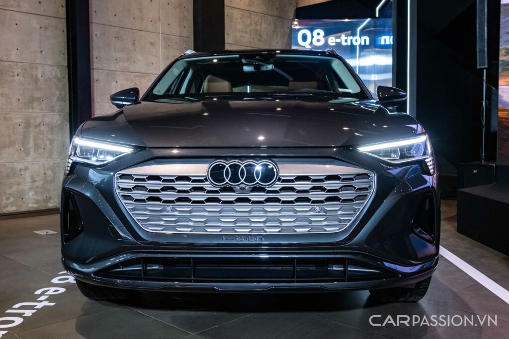 Audi Q8 e-tron SUV thuần điện chốt giá 3,8 tỷ đồng, công suất 408 mã lực và phạm vi 528 km