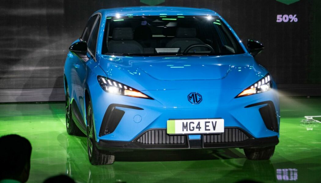 MG4 EV ra mắt 2 phiên bản, giá từ 828 triệu đồng: Đâu là lợi thế của mẫu xe này?