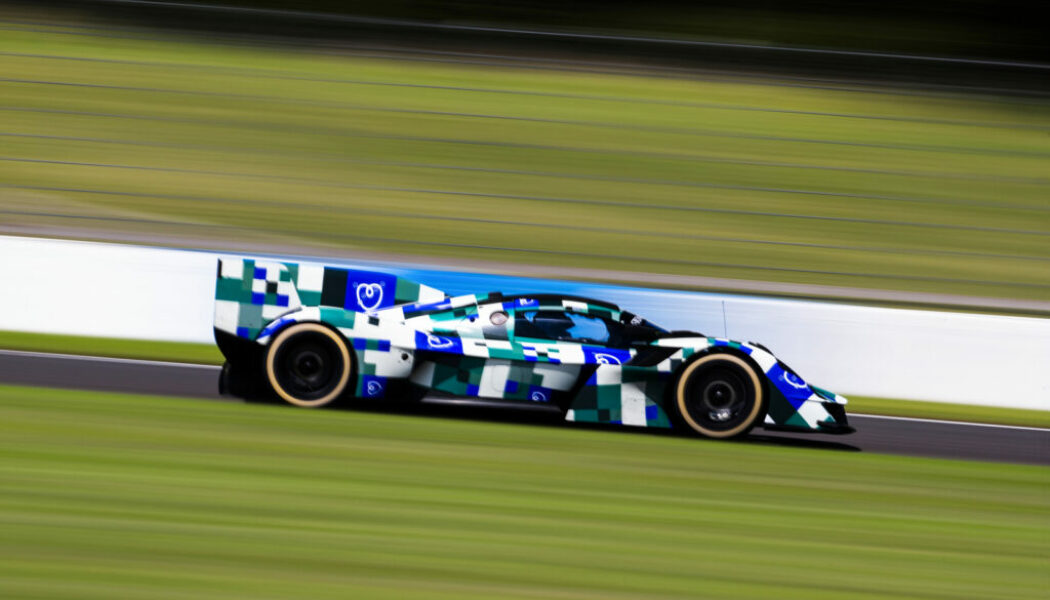 Xe đua Aston Martin Valkyrie Le Mans Hypercar lộ diện trong quá trình thử nghiệm