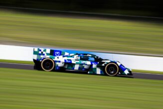 Xe đua Aston Martin Valkyrie Le Mans Hypercar lộ diện trong quá trình thử nghiệm