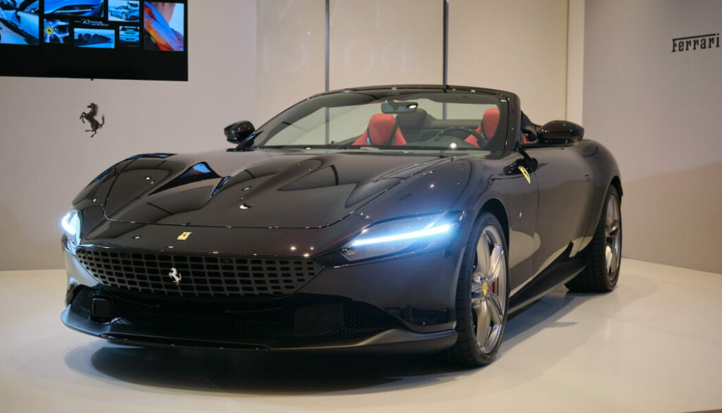 Siêu xe mui trần Ferrari Roma Spider giá 20 tỷ: “Lãng tử” phong cách GT đầy mê hoặc
