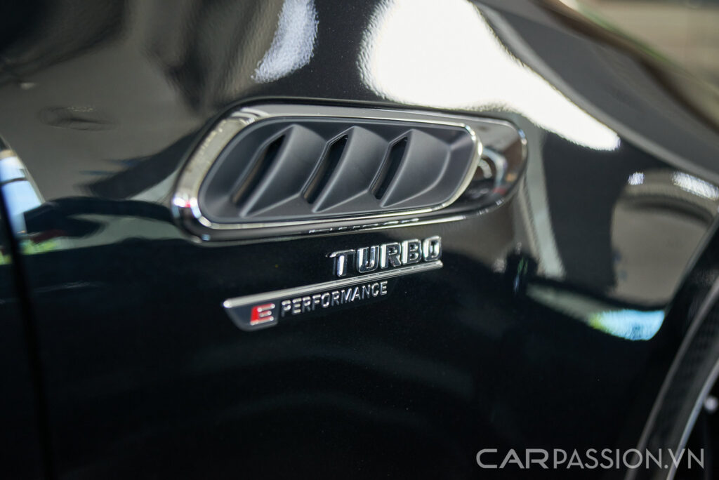 Mercedes-AMG C 63 S E Performance giá 4,9 tỷ đồng: Động cơ 4 xi-lanh thương mại 671 mã lực mạnh nhất thế giới