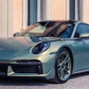 Bộ phận Manufaktur ra mắt Porsche 911 Turbo S với lớp sơn siêu đắt “Urban Bamboo”