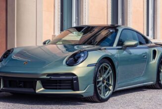 Bộ phận Manufaktur ra mắt Porsche 911 Turbo S với lớp sơn siêu đắt “Urban Bamboo”