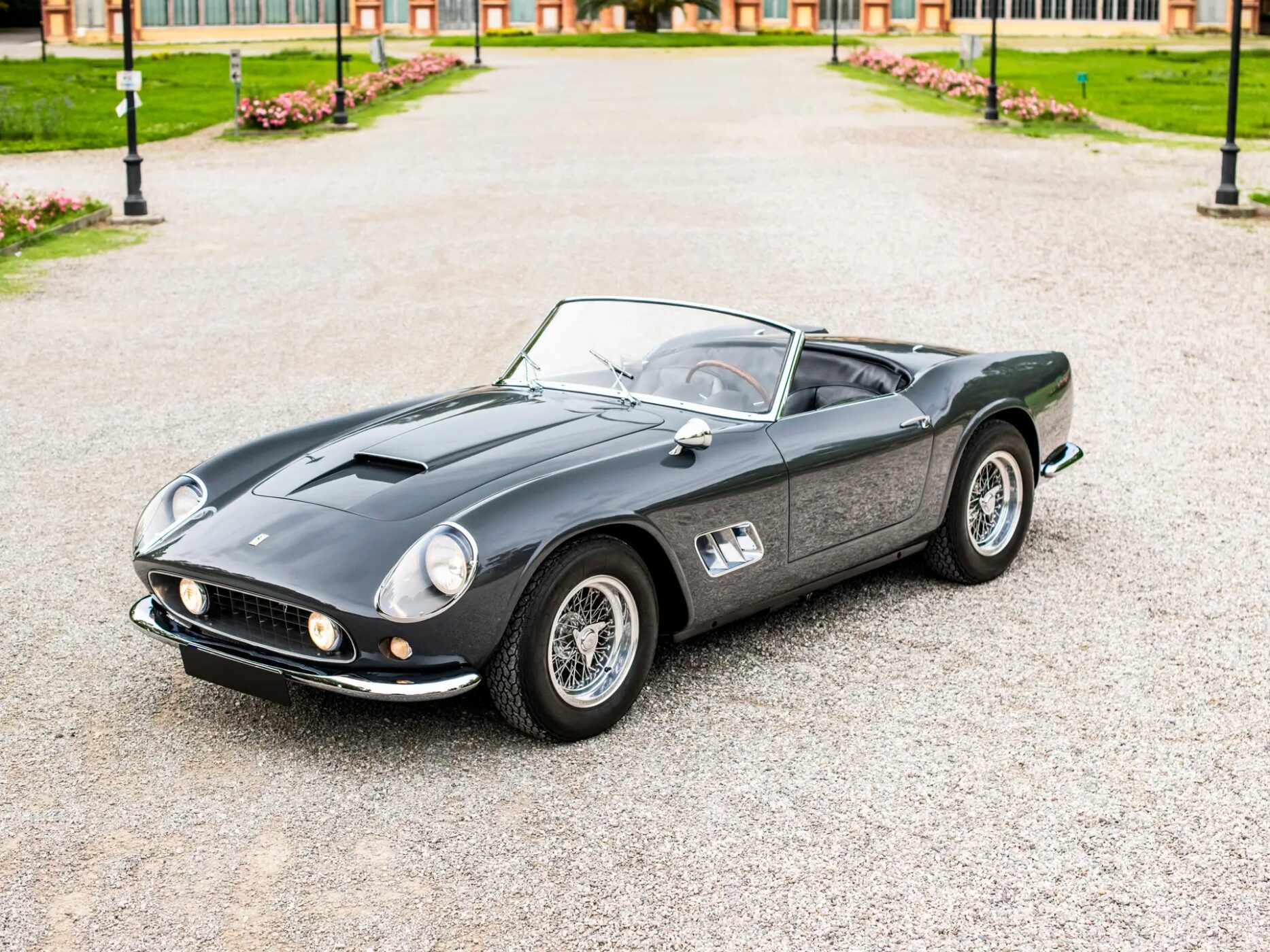 Xe cổ Ferrari 250 GT California Spider tuyệt đẹp tìm thấy chủ mới với giá quy đổi hơn 425 tỷ Đồng