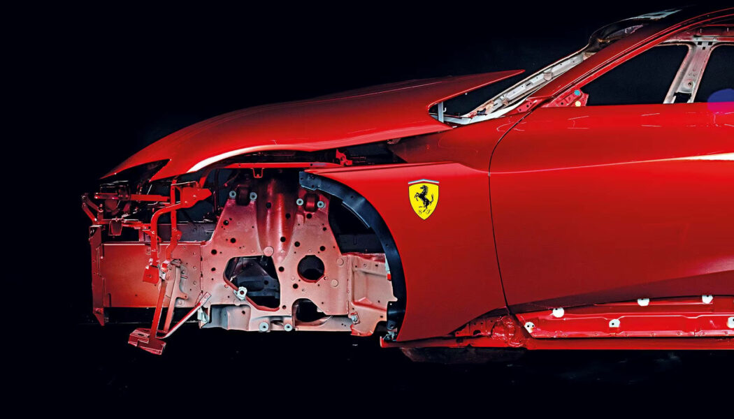 Khám phá quy trình vẽ thủ công logo Scuderia Shield huyền thoại trên thân xe Ferrari