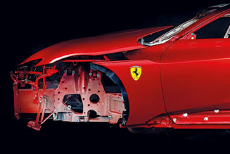 Khám phá quy trình vẽ thủ công logo Scuderia Shield huyền thoại trên thân xe Ferrari