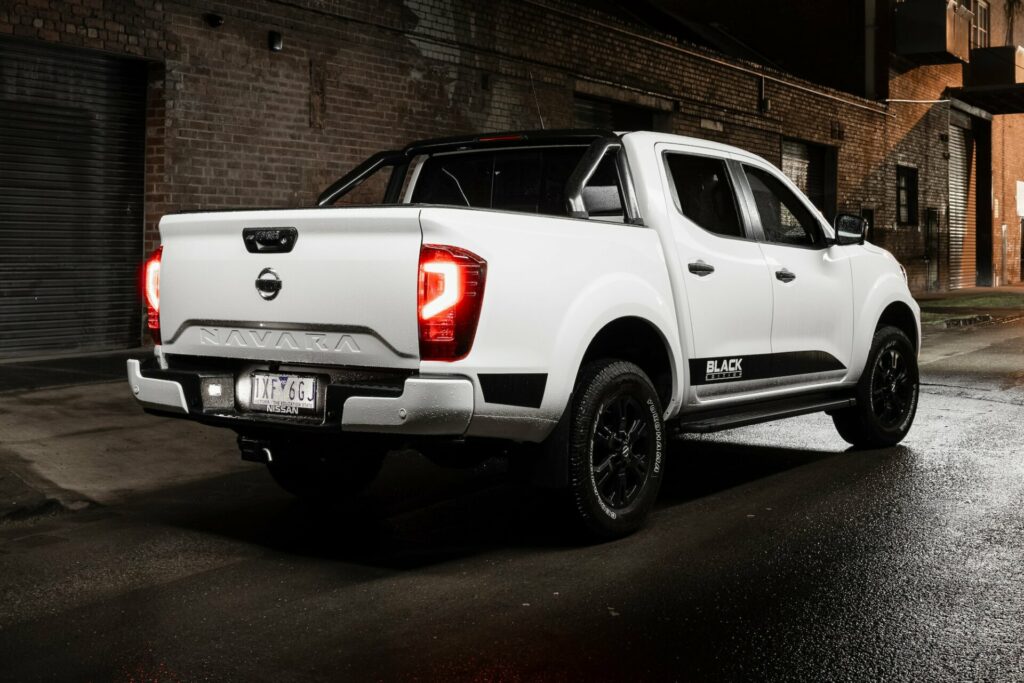 Nissan Navara Black Edition tăng cá tính và bộ nắp thùng điện