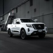 Nissan Navara Black Edition tăng cá tính và bộ nắp thùng điện