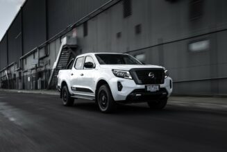 Nissan Navara Black Edition tăng cá tính và bộ nắp thùng điện