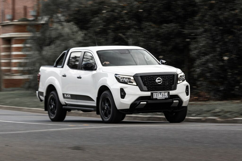 xe bán tải Nissan, xe Navara Black Edition, nắp thùng điện