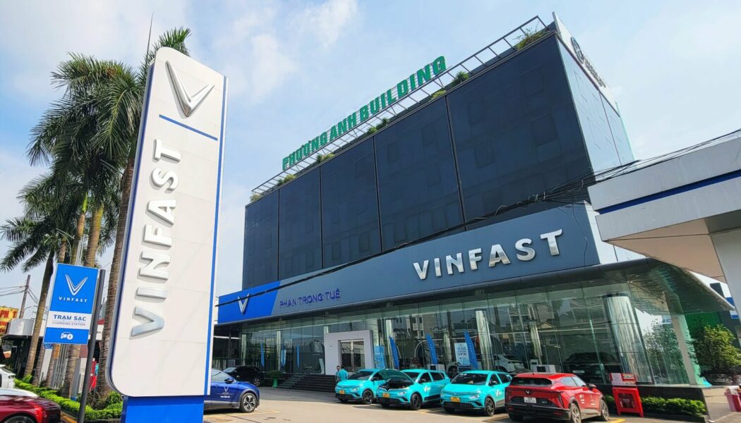 Cận cảnh showroom 8.000m2 lớn nhất Việt Nam của VinFast