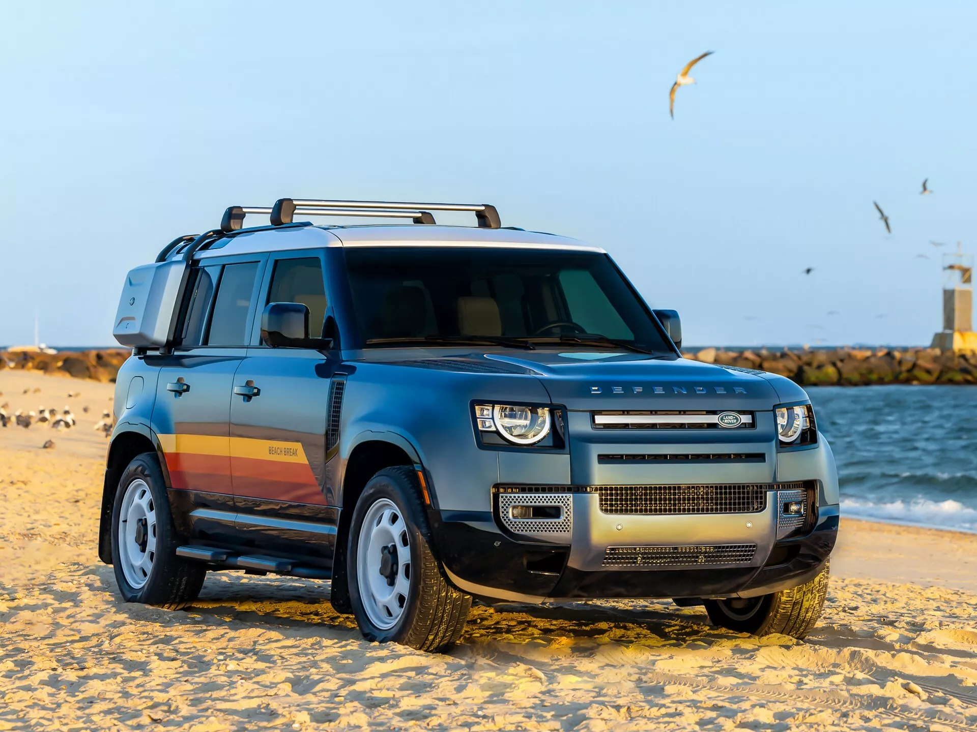 Land Rover Defender Beach Break: SUV địa hình mang phong cách mùa hè, giới hạn 20 chiếc