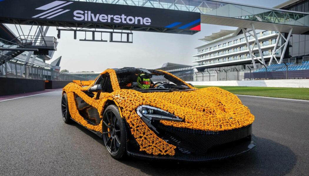 McLaren P1 làm từ Lego: to như xe thật, chạy được trên đường đua