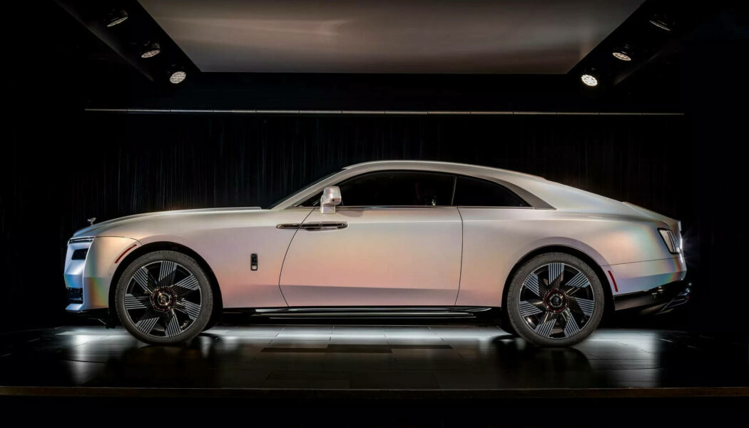 Rolls-Royce Spectre Lunaflair: “Cầu vồng đầy màu sắc” dưới ánh sáng tự nhiên