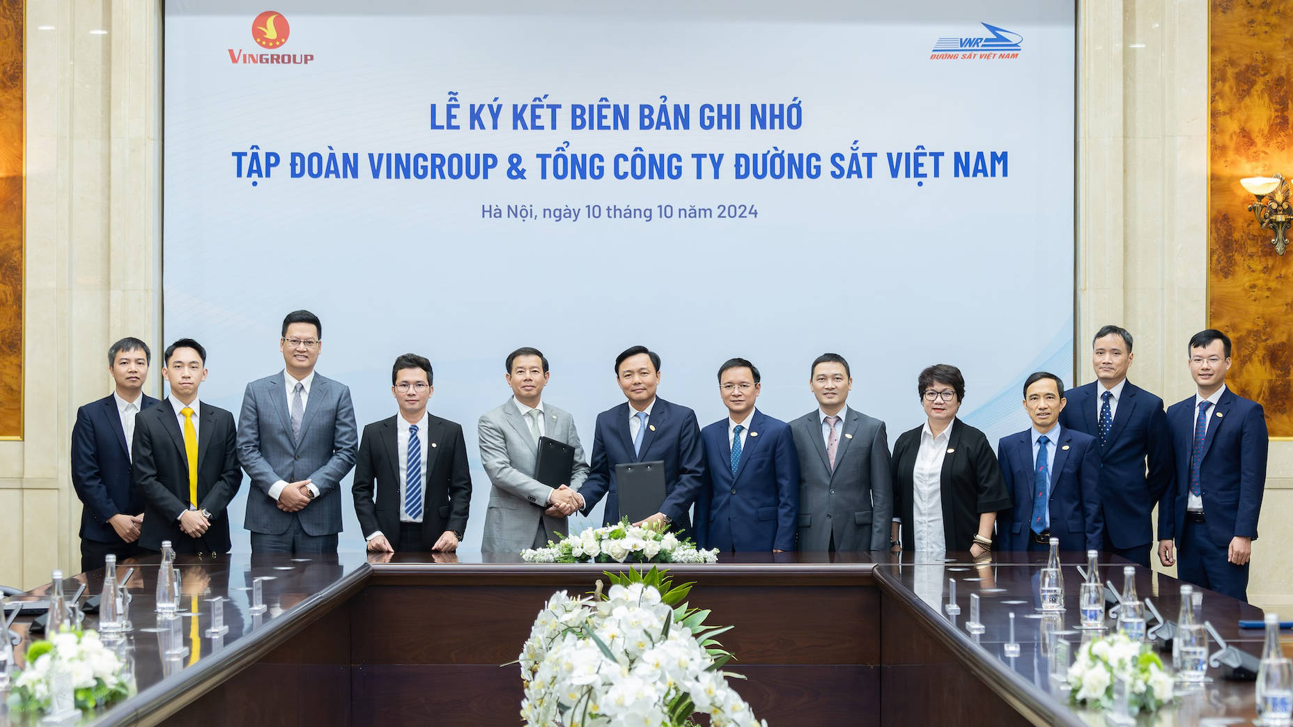 Tập đoàn Vingroup ký kết hợp tác thúc đẩy chuyển đổi xanh với Tổng Công ty Đường sắt Việt Nam