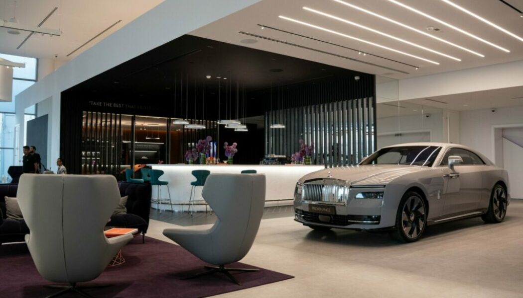 Dạo vòng quanh showroom siêu sang mới của Rolls-Royce tại Abu Dhabi