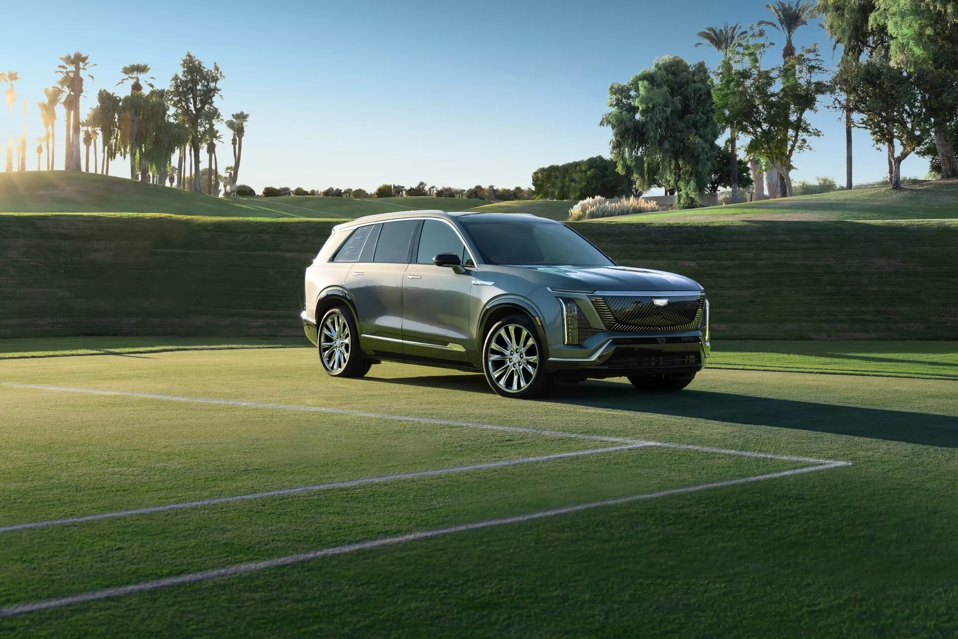 Cadillac ra mắt SUV chạy điện Vistiq với diện mạo sang trọng ấn tượng