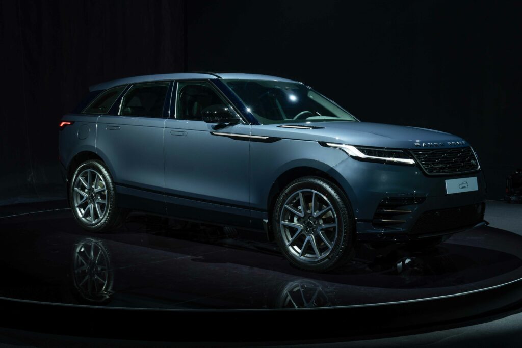 Land Rover Việt Nam chính thức giới thiệu Range Rover Velar - chiếc SUV sang trọng hiện đại, với công nghệ tiên tiến nhất, tinh tế đặc trưng của Range Rover và thiết kế đầy ấn tượng, thanh lịch.