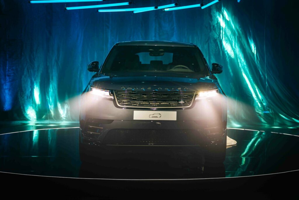 Land Rover Việt Nam chính thức giới thiệu Range Rover Velar - chiếc SUV sang trọng hiện đại, với công nghệ tiên tiến nhất, tinh tế đặc trưng của Range Rover và thiết kế đầy ấn tượng, thanh lịch.