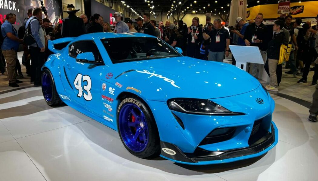 Toyota Supra độ Widebody với màu áo tri ân huyền thoại NASCAR xuất hiện tại triển lãm xe độ SEMA