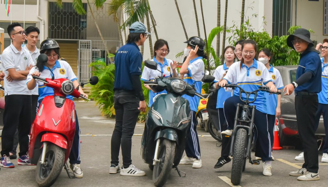 Lần đầu lái thử xe máy điện VinFast, nhiều bạn trẻ hào hứng: “Lái thích quá nên chốt luôn”